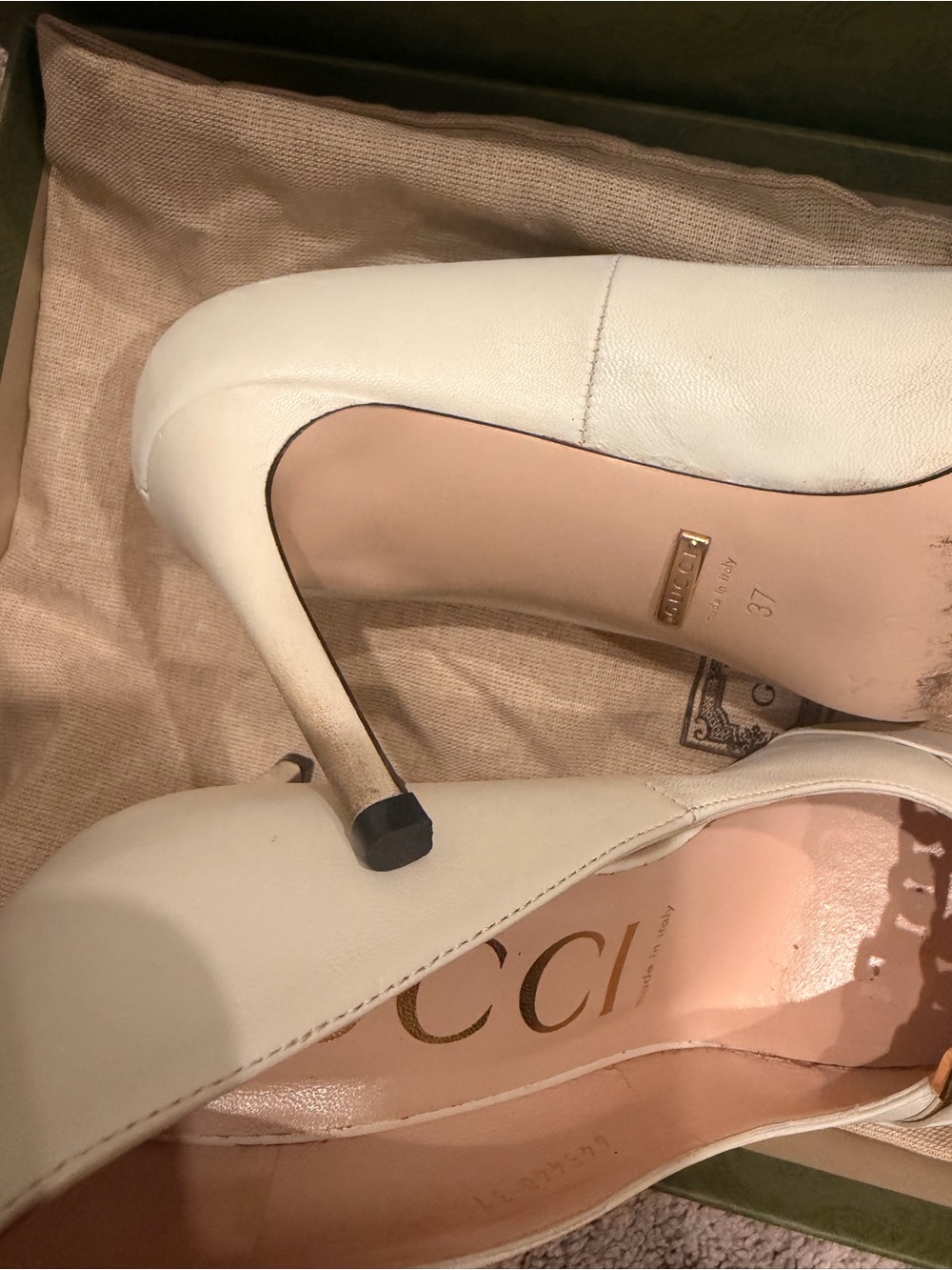Gucci Cream Leather Pointed Toe Pumps with Gold Chain - Picture 5 of 5